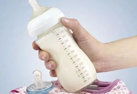 冲奶粉时不做这个动作,宝宝喝再贵的奶粉都白费! 冲奶粉时不做这个动作,宝宝喝再贵的奶粉都白费!