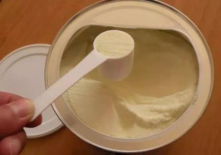 冲奶粉时不做这个动作,宝宝喝再贵的奶粉都白费! 冲奶粉时不做这个动作,宝宝喝再贵的奶粉都白费!