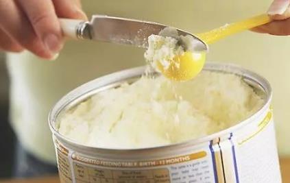 冲奶粉时不做这个动作,宝宝喝再贵的奶粉都白费! 冲奶粉时不做这个动作,宝宝喝再贵的奶粉都白费!