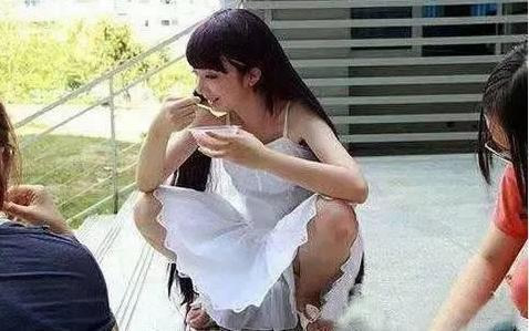 穿着裙子呢，注意姿势