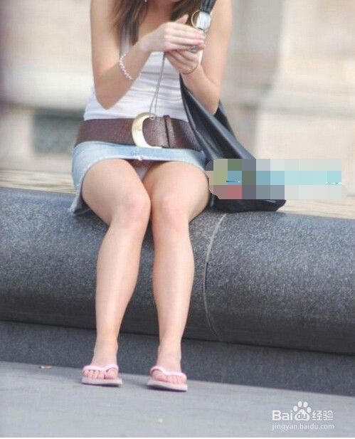 穿着裙子呢，注意姿势