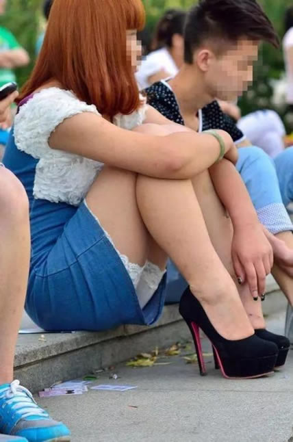 穿着裙子呢，注意姿势