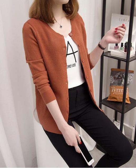 春季宽松中长款针织薄开衫：宽松长款针织衫带点飘逸