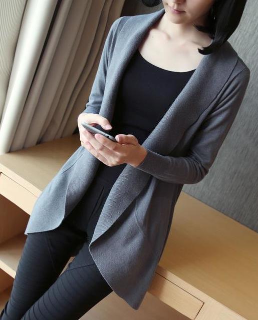 春季宽松中长款针织薄开衫：宽松长款针织衫带点飘逸