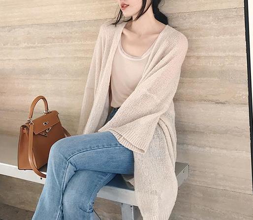 春季宽松中长款针织薄开衫：宽松长款针织衫带点飘逸