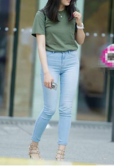 紧身牛仔裤的气质美女:翘臀吸睛(图) 紧身牛仔裤的气质美女:翘臀吸睛(图)