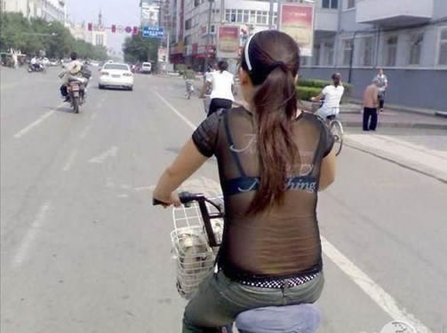 街头美女什么都敢穿：MM太不注意尴尬了（图）