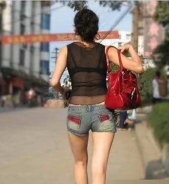 街头美女什么都敢穿：MM太不注意尴尬了（图）