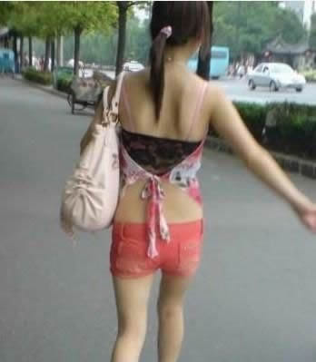街头美女什么都敢穿：MM太不注意尴尬了（图）