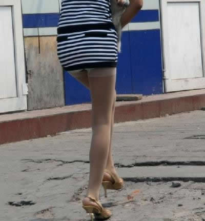 街头美女什么都敢穿：MM太不注意尴尬了（图）