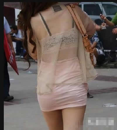 街头美女什么都敢穿：MM太不注意尴尬了（图）