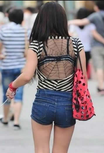 街头美女什么都敢穿：MM太不注意尴尬了（图）
