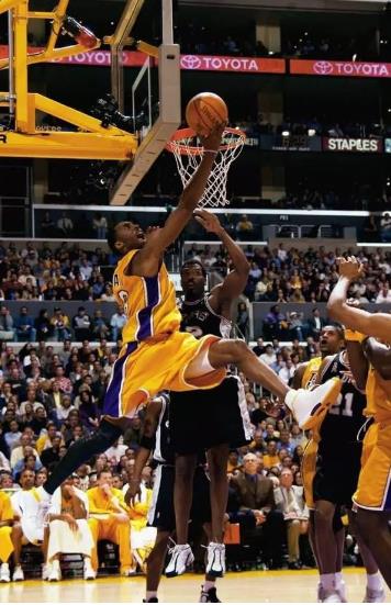 科比经典图片：回顾科比20年生涯20张经典照片