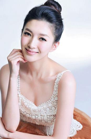 江疏影胸围：致青春剧照秀傲人胸围（图）