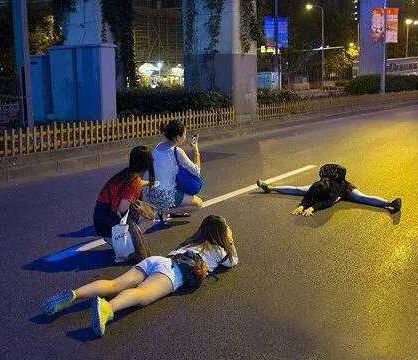 妹子你们拍照我没意见