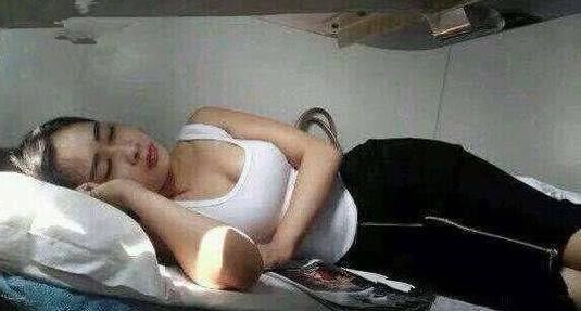 对面睡的很香，我却睡不着，怎么办