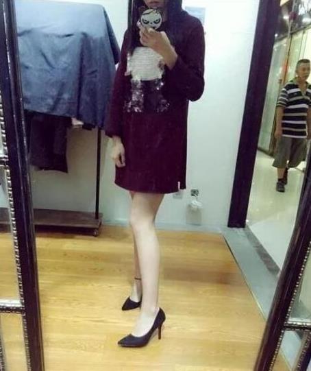 妹子，别拍了，过路大哥成功抢镜了