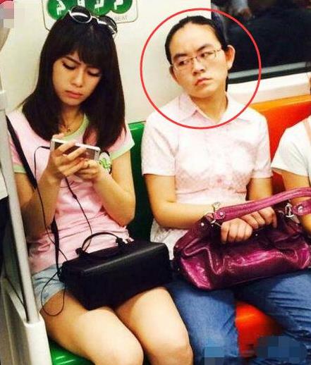 妹子，不要玩手机了，大姐的表情说明了一切