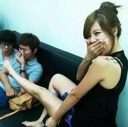 妹子，你还在捂嘴大笑，再不把脚收回来，你男票就憋死了