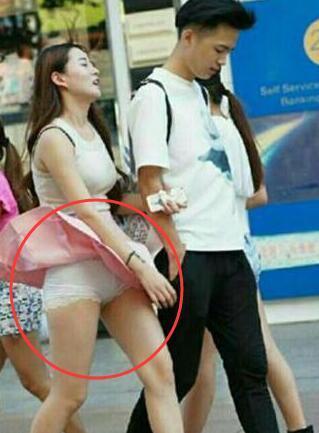 风吹的有点大，多亏美女穿了安全裤！不然就尴尬了