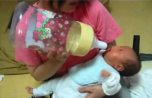 大姐，孩子饿了也不能这么喂吧，这奶瓶比孩子都大