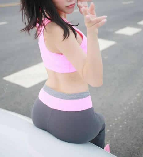 气质穿衣搭配紧身裤：显现美丽曲线曼妙身姿