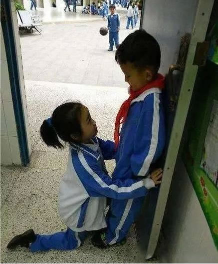 此时此刻，你未来的媳妇可能正跪在别人脚下