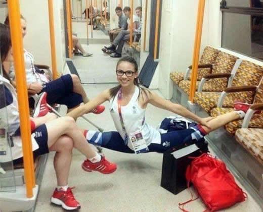 外国妹子的一字马更强大