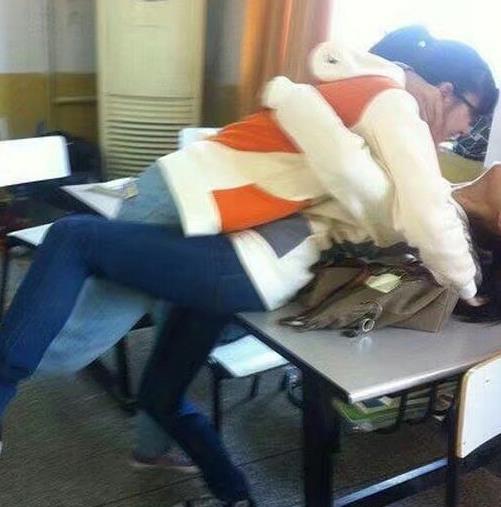 人家女同学刚拖完，就被你们男的糟蹋了