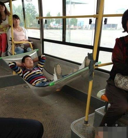 今天公交车上遇见一奇葩