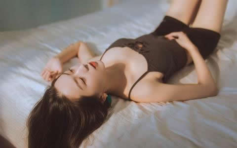 妹纸趁老公不在家