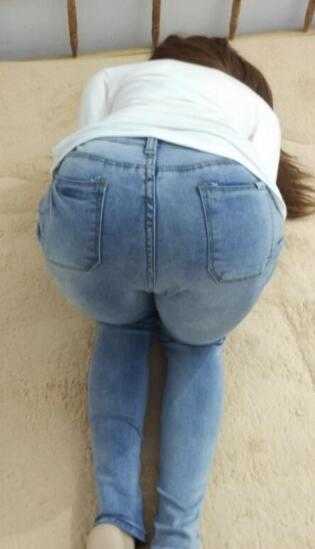 给你磕个响头给点生意吧 姿势牛仔裤背面