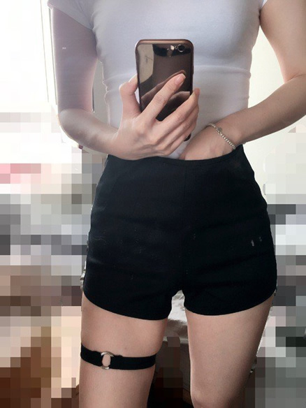 妹子藏着什么秘密武器 特写自拍