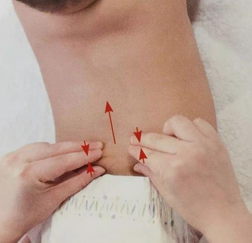 孩子背部有一条长命线,没事儿捏两下一生平安(方法步骤) 孩子背部有一条长命线,没事儿捏两下一生平安(方法步骤)