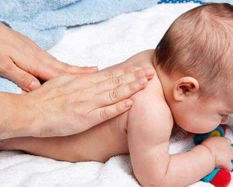 孩子背部有一条长命线,没事儿捏两下一生平安(方法步骤) 孩子背部有一条长命线,没事儿捏两下一生平安(方法步骤)