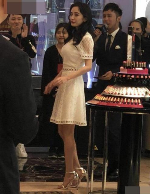 机场偶遇杨幂最新消息：杨幂未P照细腿成功抢镜（图）