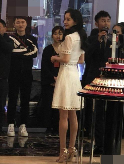 机场偶遇杨幂最新消息：杨幂未P照细腿成功抢镜（图）