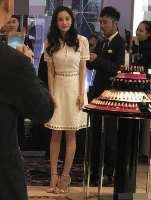 机场偶遇杨幂最新消息：杨幂未P照细腿成功抢镜（图）