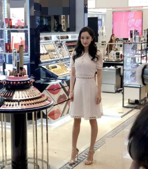 机场偶遇杨幂最新消息：杨幂未P照细腿成功抢镜（图）