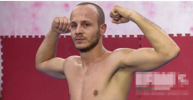 内衣摔跤男女选手大战：美女选手剪刀脚场面火爆