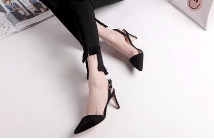 优雅女人味细跟高跟鞋:秒变大长腿(图) 优雅女人味细跟高跟鞋:秒变大长腿(图)