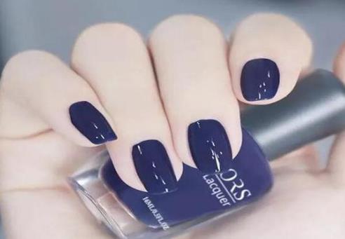 2018年最新款法式美甲图片欣赏：简单好看的纯色美甲图片