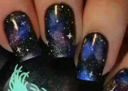 2018好看星空款式美甲图片：炫酷星空美甲神秘有帅气
