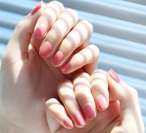 简约好看纯色美甲图片款式：2018年最流行的美甲款式