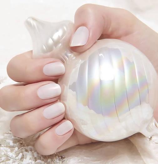 简约好看纯色美甲图片款式：2018年最流行的美甲款式