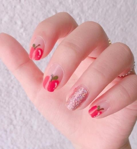 简约好看纯色美甲图片款式：2018年最流行的美甲款式