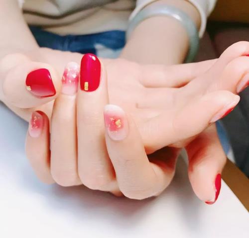 2018春季最流行的美甲图片：时尚简约春季美甲图片款式