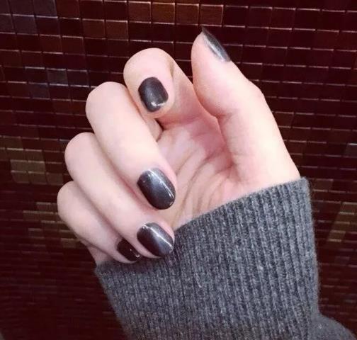 2018春季最流行的美甲图片：时尚简约春季美甲图片款式