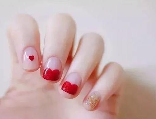 2018春季最流行的美甲图片：时尚简约春季美甲图片款式