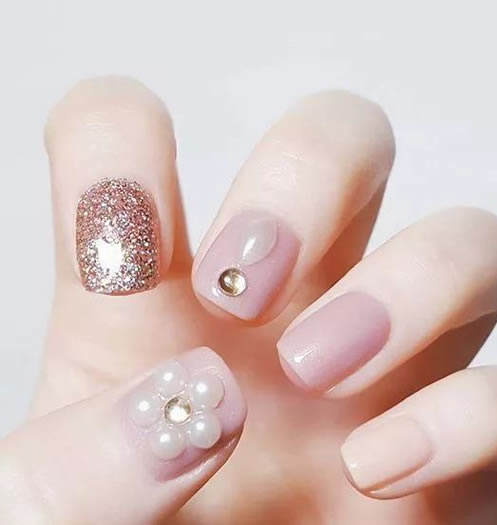 2018春季最流行的美甲图片：时尚简约春季美甲图片款式